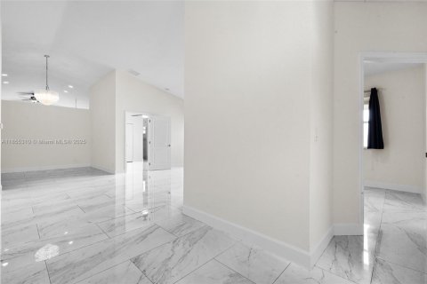 House in Doral, Florida 4 bedrooms, 205.04 sq.m. № 1875051 - photo 5