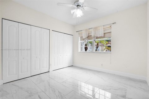 House in Doral, Florida 4 bedrooms, 205.04 sq.m. № 1875051 - photo 7