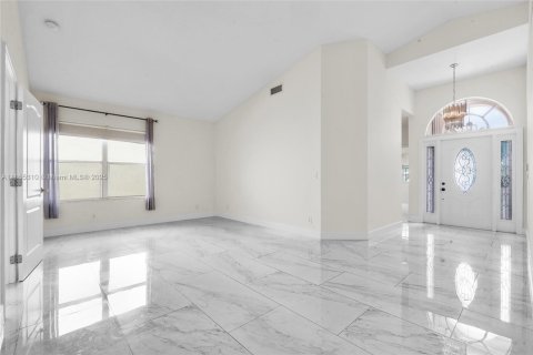House in Doral, Florida 4 bedrooms, 205.04 sq.m. № 1875051 - photo 11