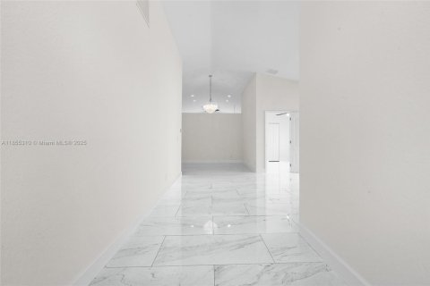 House in Doral, Florida 4 bedrooms, 205.04 sq.m. № 1875051 - photo 6