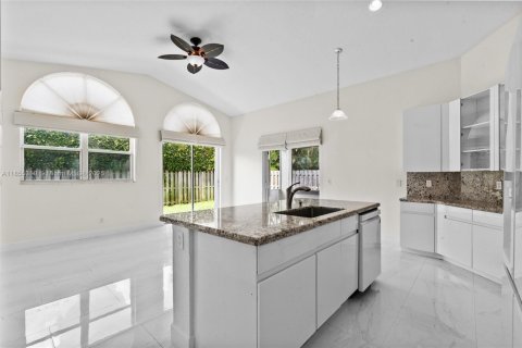 House in Doral, Florida 4 bedrooms, 205.04 sq.m. № 1875051 - photo 30