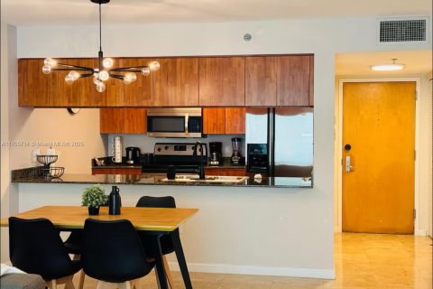 Condo in Miami, Florida, 1 bedroom  № 2076735 - photo 5