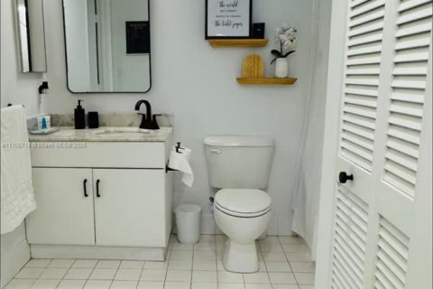 Condo in Miami, Florida, 1 bedroom  № 2076735 - photo 27