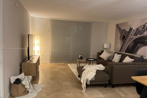Condo in Miami, Florida, 1 bedroom  № 2076735 - photo 3