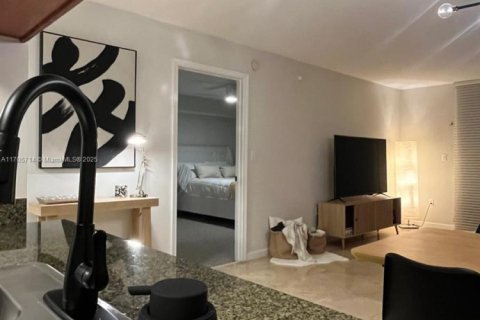 Condo in Miami, Florida, 1 bedroom  № 2076735 - photo 15