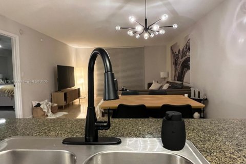 Condo in Miami, Florida, 1 bedroom  № 2076735 - photo 14