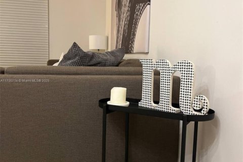 Condo in Miami, Florida, 1 bedroom  № 2076735 - photo 9