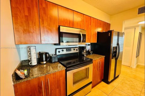 Condo in Miami, Florida, 1 bedroom  № 2076735 - photo 12