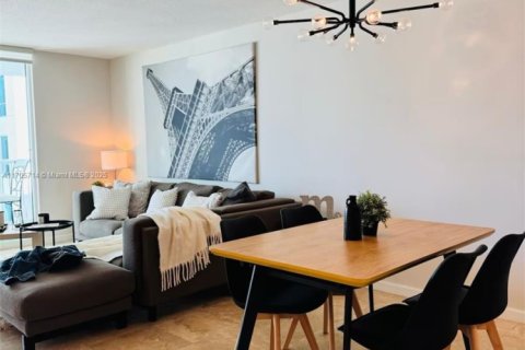 Condo in Miami, Florida, 1 bedroom  № 2076735 - photo 11