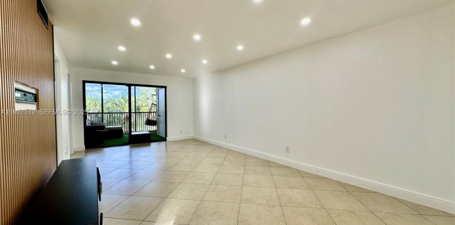 Кондоминиум с 2 спальнями в Мирамар, Флорида № 1986287