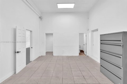 Propiedad comercial en venta en Miami, Florida № 2158543 - foto 13