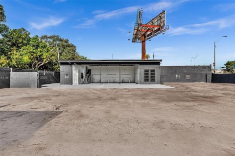 Propiedad comercial en venta en Miami, Florida № 2158543 - foto 17