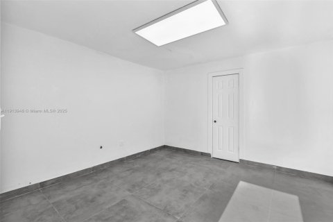 Propiedad comercial en venta en Miami, Florida № 2158543 - foto 24