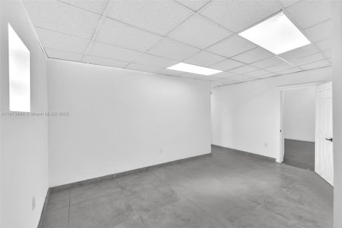 Propiedad comercial en venta en Miami, Florida № 2158543 - foto 14