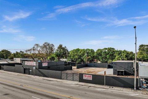 Propiedad comercial en venta en Miami, Florida № 2158543 - foto 9