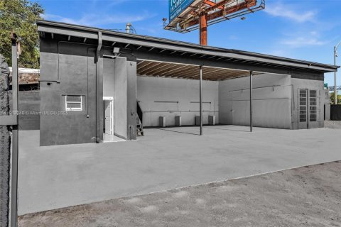 Propiedad comercial en venta en Miami, Florida № 2158543 - foto 22