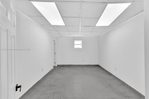 Propiedad comercial en venta en Miami, Florida № 2158543 - foto 15