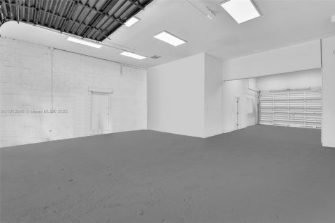 Propiedad comercial en venta en Miami, Florida № 2158543 - foto 12