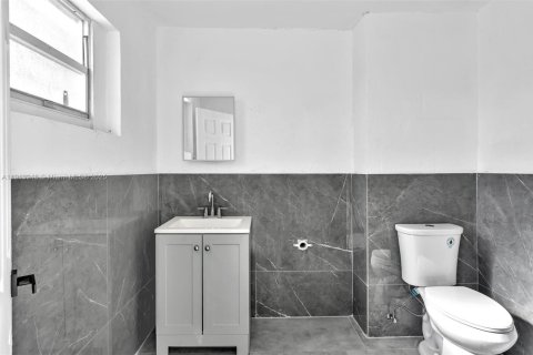 Propiedad comercial en venta en Miami, Florida № 2158543 - foto 23