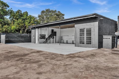 Propiedad comercial en venta en Miami, Florida № 2158543 - foto 19
