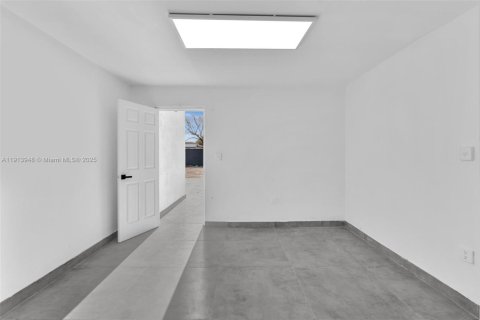 Propiedad comercial en venta en Miami, Florida № 2158543 - foto 25