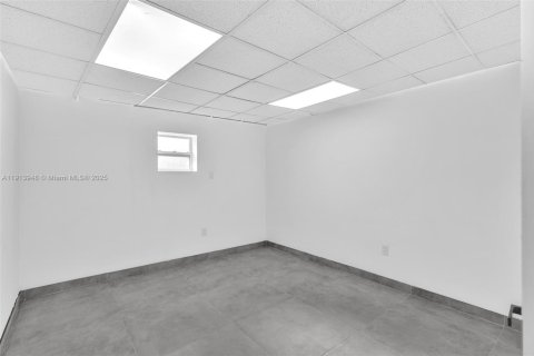 Propiedad comercial en venta en Miami, Florida № 2158543 - foto 16