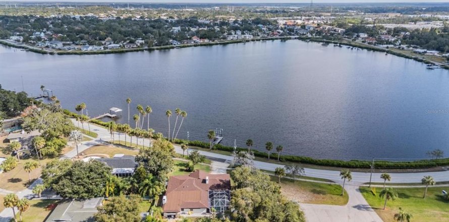Villa ou maison à Tarpon Springs, Floride 5 chambres, 242.38 m2 № 2207379