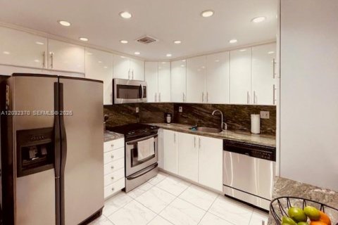 Condominio en venta en Sunny Isles Beach, Florida, 2 dormitorios, 113.34 m2 № 2189849 - foto 2