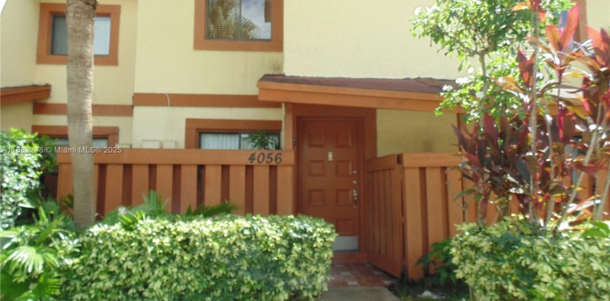Touwnhouse à Sunrise, Floride 2 chambres, 107.02 m2 № 1930317