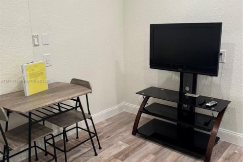 Immobilier commercial à louer à Miami, Floride № 1838695 - photo 2