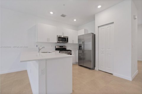 Touwnhouse à vendre à Pembroke Pines, Floride: 3 chambres, 163.14 m2 № 2240962 - photo 5