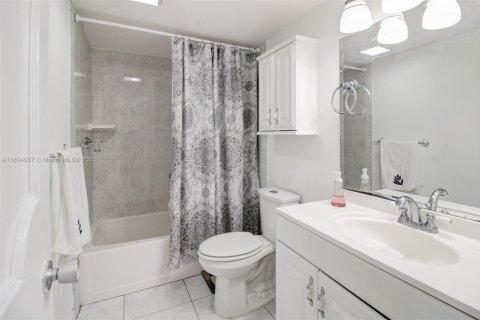House in Davie, Florida 2 bedrooms, 125.42 sq.m. № 1739855 - photo 21