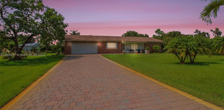 House in Davie, Florida 2 bedrooms, 125.42 sq.m. № 1739855