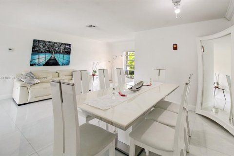 House in Davie, Florida 2 bedrooms, 125.42 sq.m. № 1739855 - photo 12