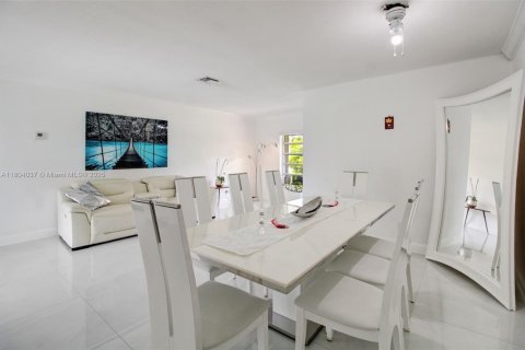 House in Davie, Florida 2 bedrooms, 125.42 sq.m. № 1739855 - photo 11