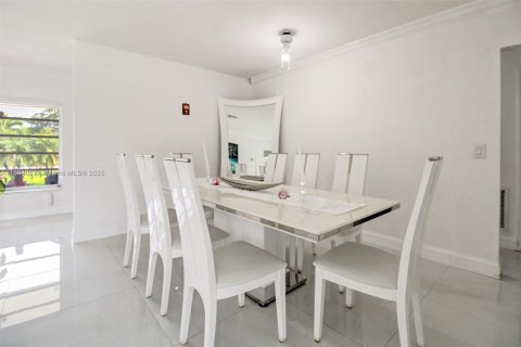 House in Davie, Florida 2 bedrooms, 125.42 sq.m. № 1739855 - photo 10