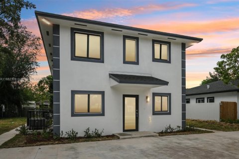 Townhouse in Miami, Florida 3 bedrooms № 2037267
