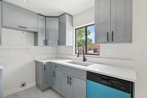 Townhouse in Miami, Florida 3 bedrooms № 2037267 - photo 5