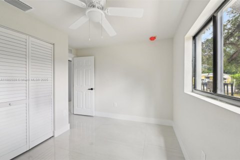 Townhouse in Miami, Florida 3 bedrooms № 2037267 - photo 7