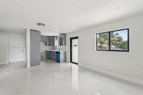 Townhouse in Miami, Florida 3 bedrooms № 2037267 - photo 3