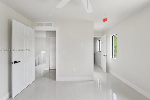 Townhouse in Miami, Florida 3 bedrooms № 2037267 - photo 10