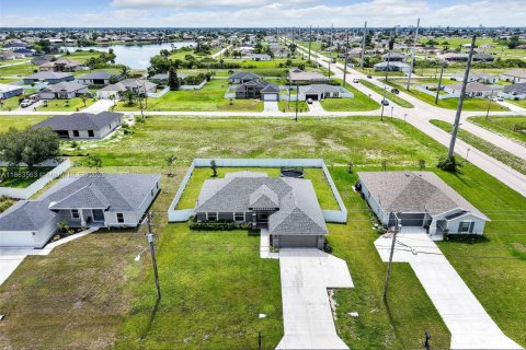 Купить виллу или дом в Кейп-Корал, Флорида 4 спальни, № 1958685 - фото 1