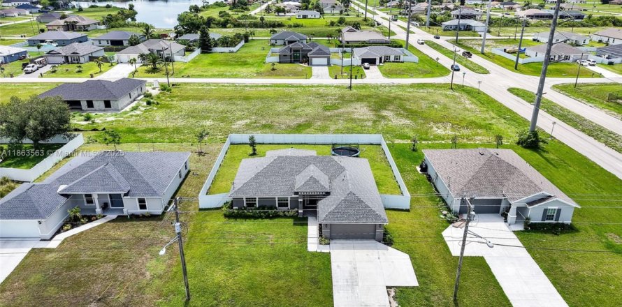 Дом в Кейп-Корал, Флорида 4 спальни № 1958685