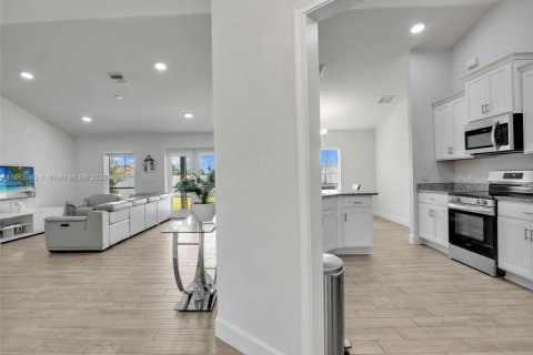 Купить виллу или дом в Кейп-Корал, Флорида 4 спальни, № 1958685 - фото 29