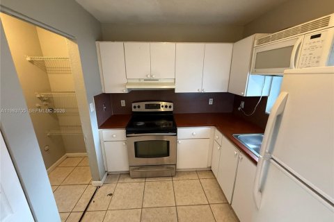 Снять в аренду виллу или дом в Майами, Флорида 1 спальня, 205.96м2, № 2051373 - фото 8