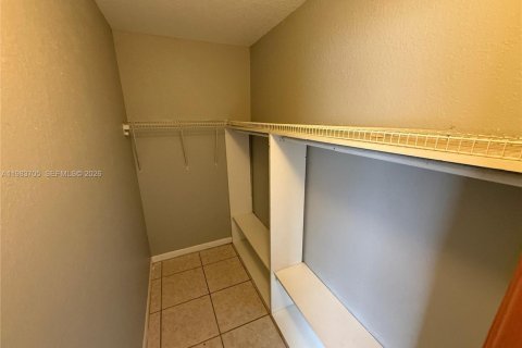 Снять в аренду виллу или дом в Майами, Флорида 1 спальня, 205.96м2, № 2051373 - фото 15