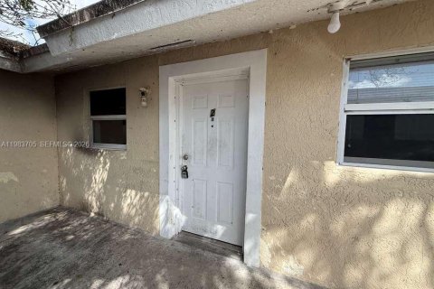 Снять в аренду виллу или дом в Майами, Флорида 1 спальня, 205.96м2, № 2051373 - фото 2