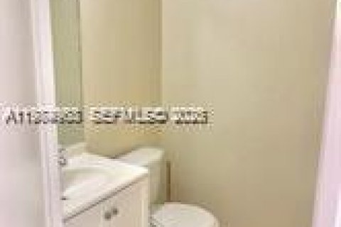 Copropriété à vendre à Hialeah, Floride: 2 chambres, 96.71 m2 № 2050834 - photo 13