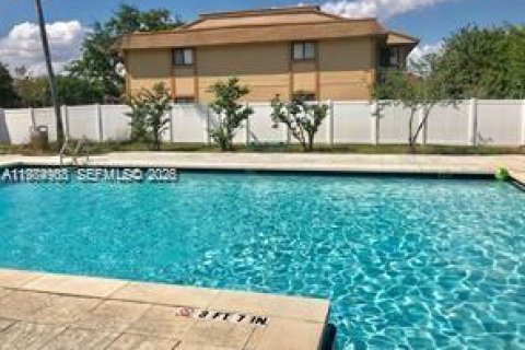 Copropriété à vendre à Hialeah, Floride: 2 chambres, 96.71 m2 № 2050834 - photo 24