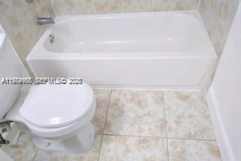 Copropriété à vendre à Hialeah, Floride: 2 chambres, 96.71 m2 № 2050834 - photo 18